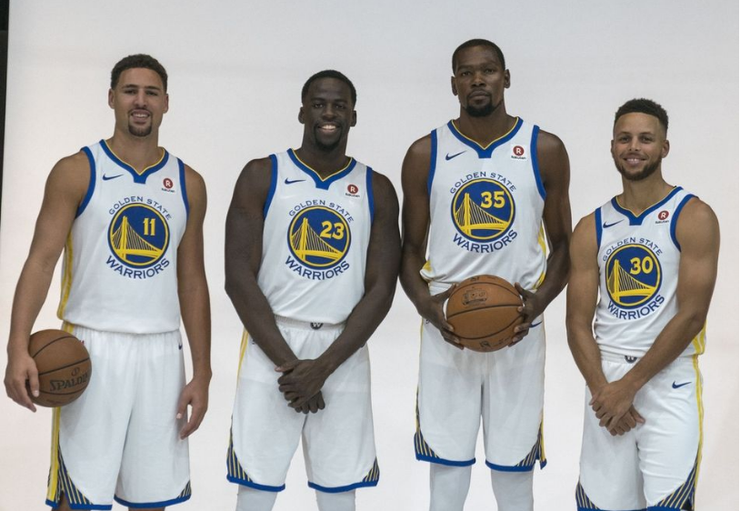 杜兰特关键中投命中，全场欢呼（杜兰特关键时刻中投命中，全场沸腾）