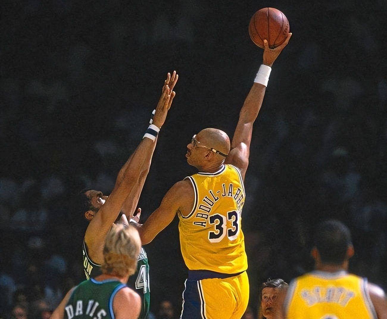 球迷怒喷后蹇韬回应：输球又怎么样？随后被韦世豪、甘超拦下（被球迷怒喷后，蹇韬回怼：输球怎么了？随即被韦世豪、甘超拉住）