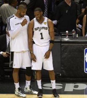 曼联本赛季在劫富济贫中表现突出，对阵强队全胜，但中下游球队难求一胜，有望争夺欧冠资格。（曼联本季上演“劫富济贫”：强敌面前全胜，中下游难取三分，仍有望冲击欧冠名额）