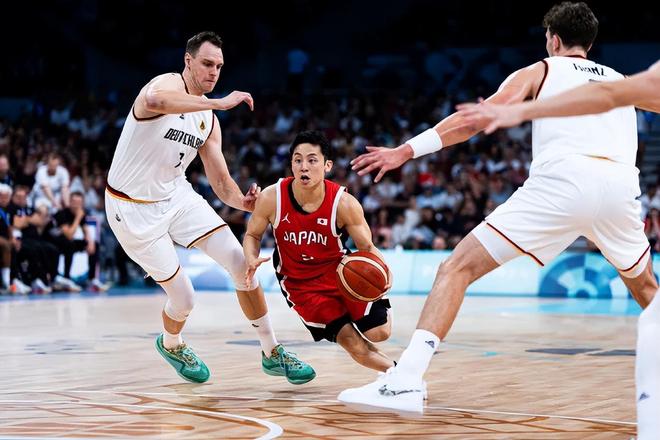 记者：阿贾克斯正接触前狼堡主帅西莫尼斯，视为海廷加继任者（阿贾克斯洽谈前狼堡主帅西莫尼斯，拟接替海廷加）